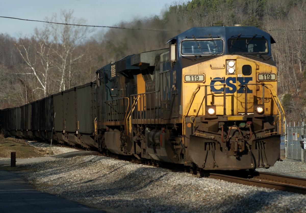 675 - CSXT 119 eastbound hits a slight mudhole along Hydro St